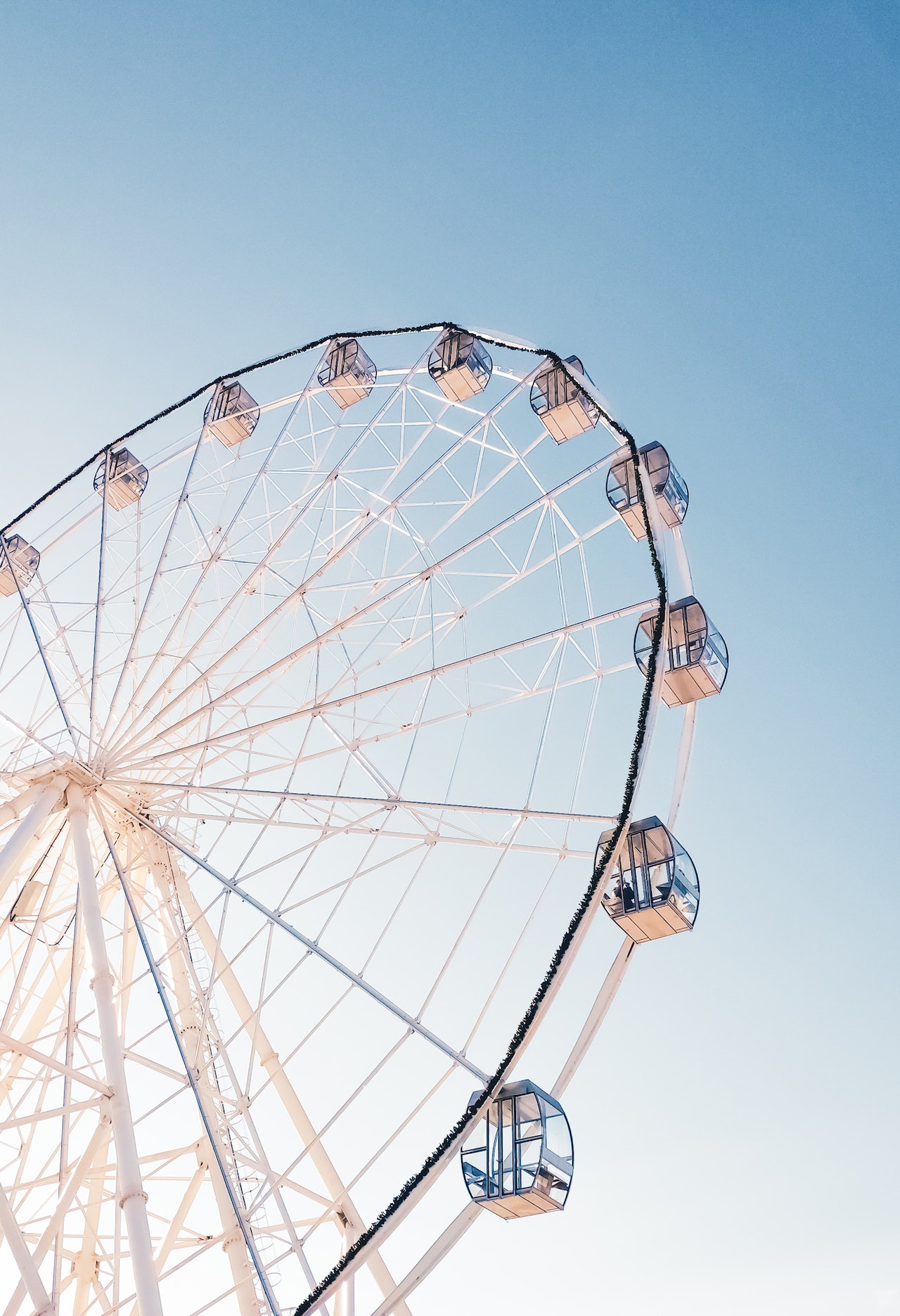 Foto de uma roda gigante de um parque de diversões